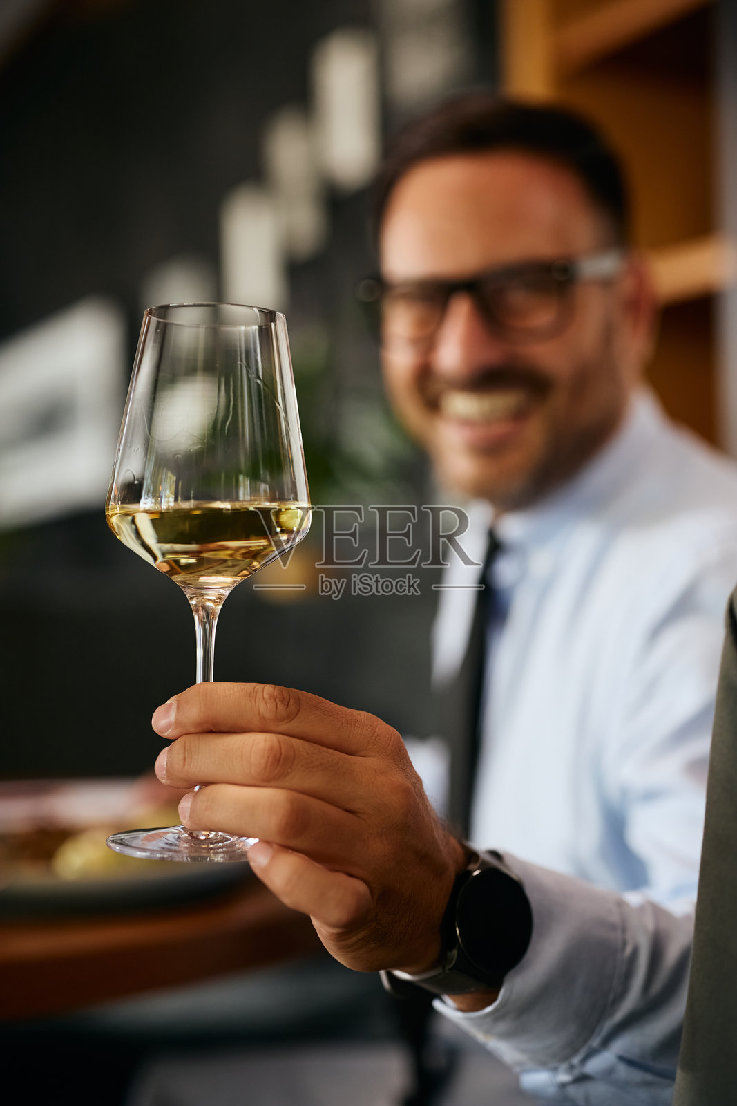 为成功的商业干杯！照片摄影图片