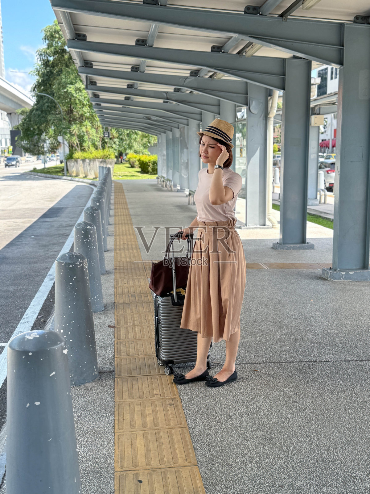 沮丧和不确定：女子在机场登机口等待照片摄影图片