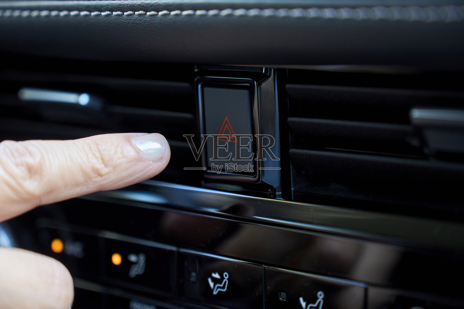 现代汽车上按下紧急危险警示灯按钮的手指照片摄影图片