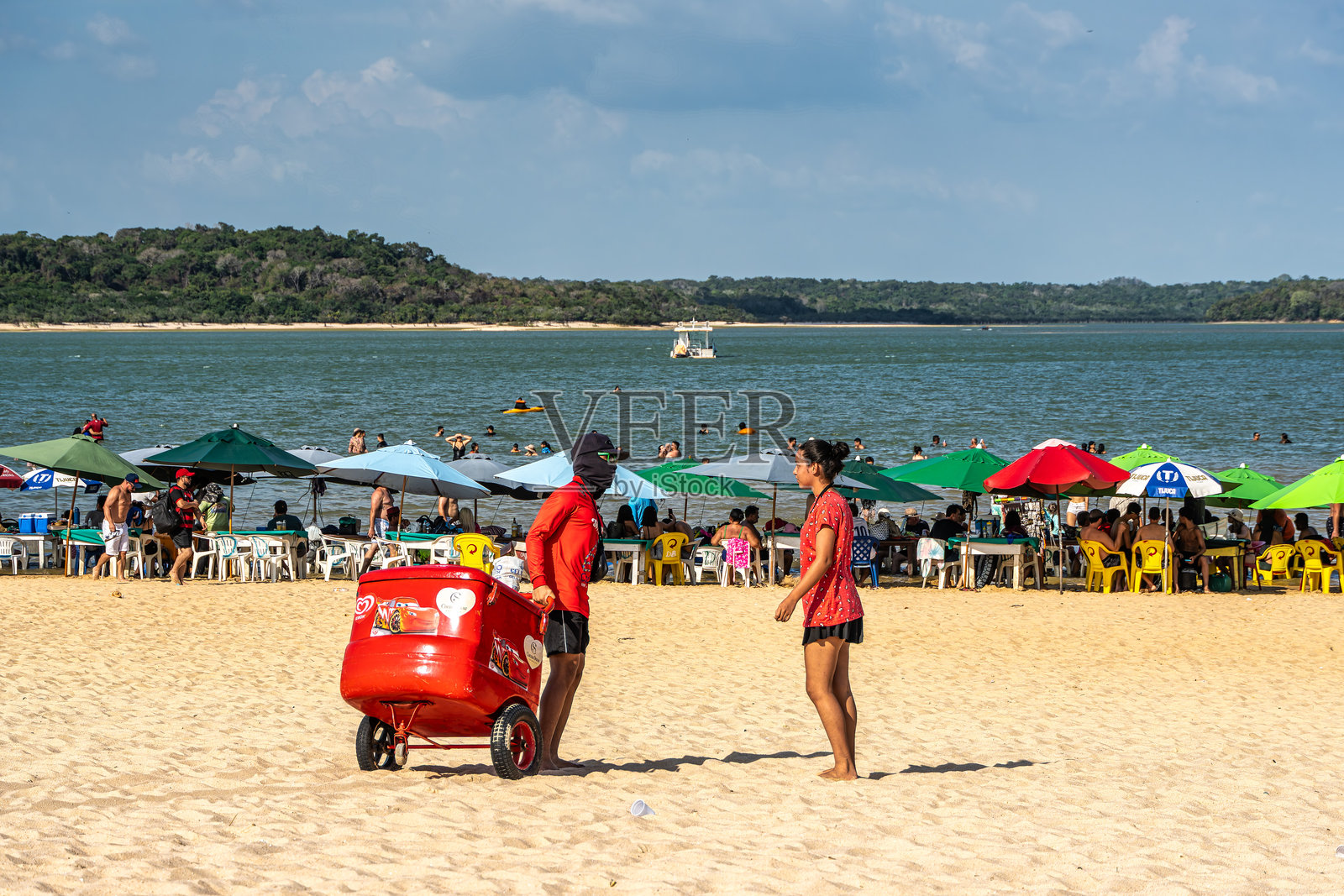 巴西阿爾特爾杜肖昂島的愛之島海灘，傘為其增添色彩。照片摄影图片