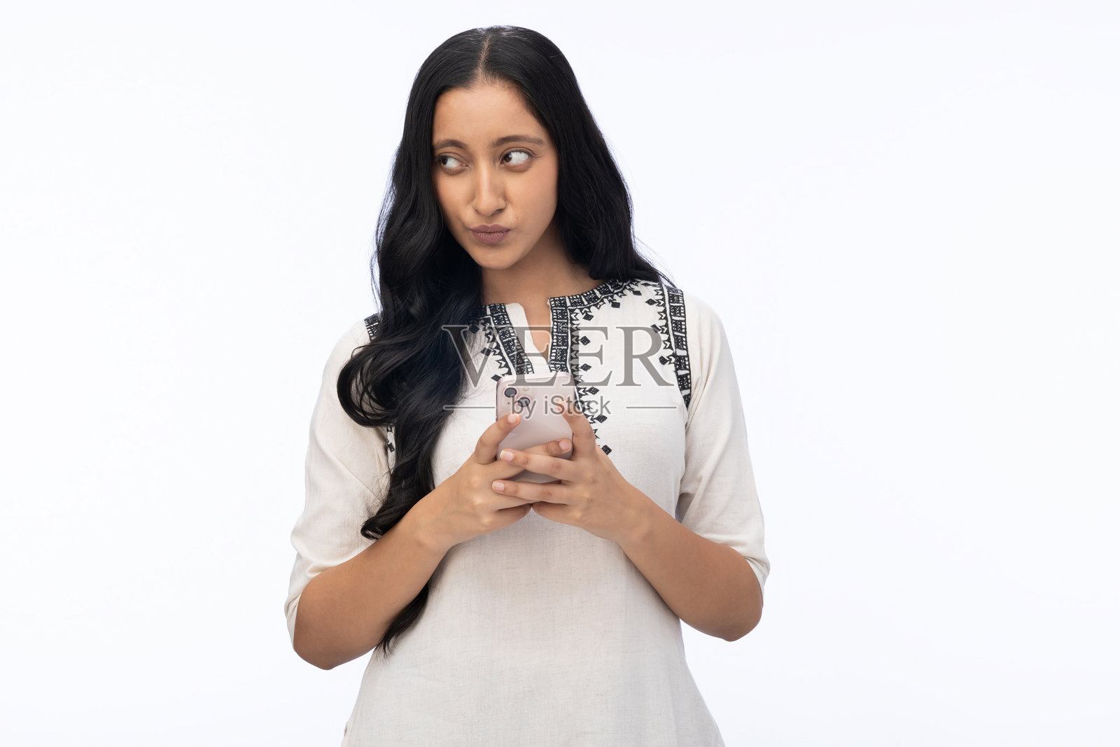 身穿库尔塔服饰的年轻女子正在使用手机，白色背景孤立照照片摄影图片