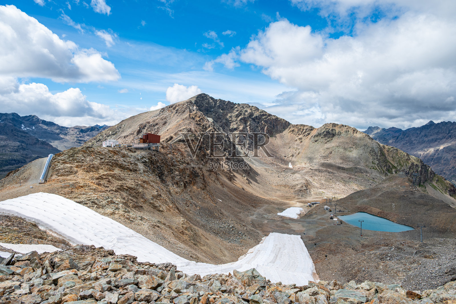 瑞士迪亚沃莱扎山顶的滑雪度假村和缆车站照片摄影图片