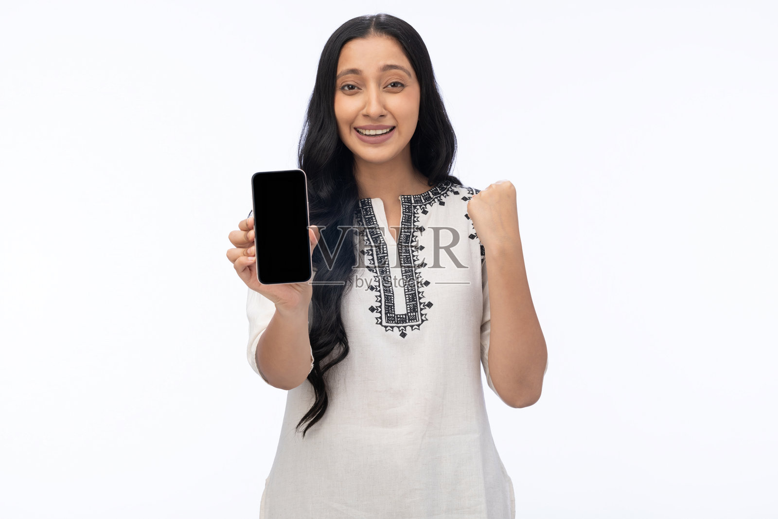 年轻女子展示手机屏幕的隔离白色背景照片素材照片摄影图片