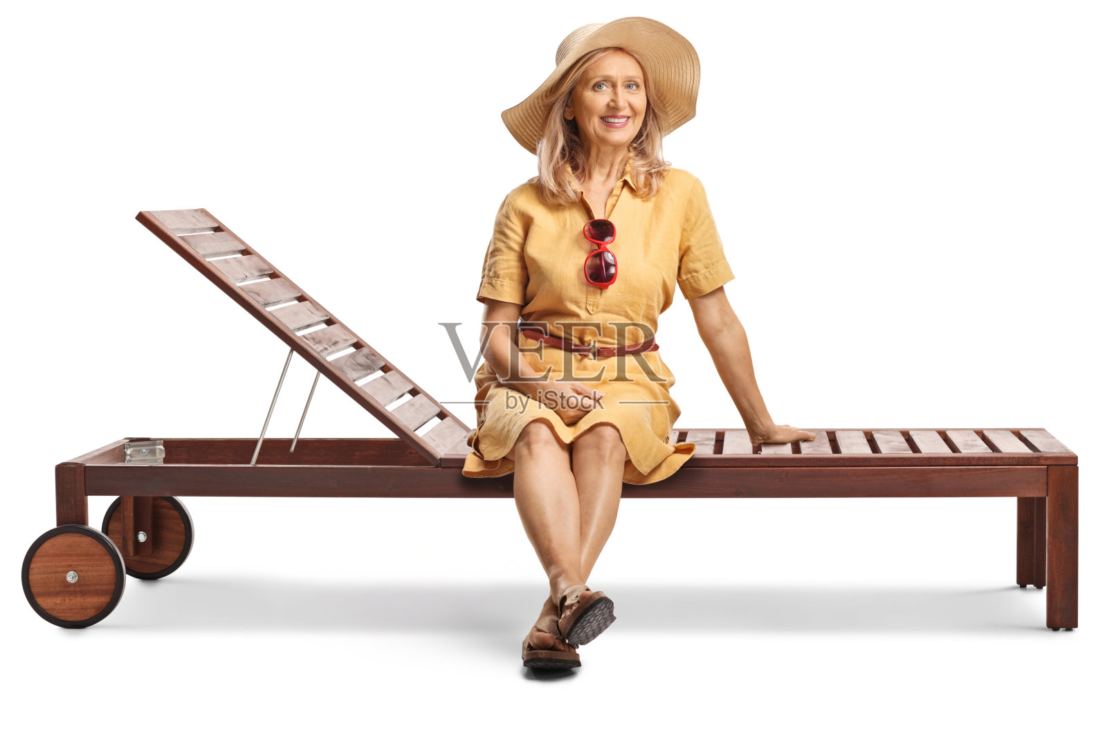 快乐的女人坐在木制日光躺椅上，面带微笑照片摄影图片
