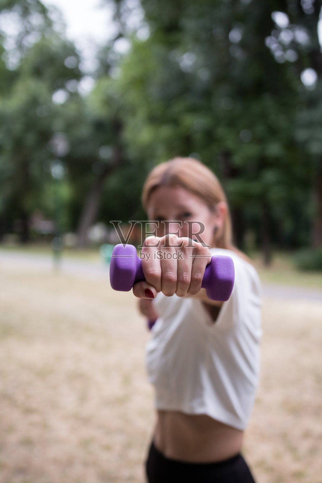 特写女性手部握着小哑铃进行锻炼的图像照片摄影图片