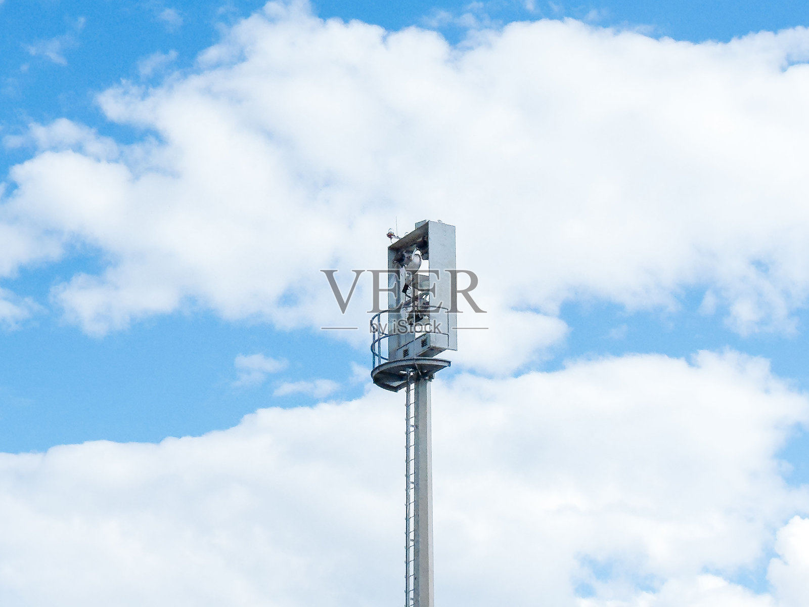 蓝天白云下，带有监控设备的金属高塔照片摄影图片