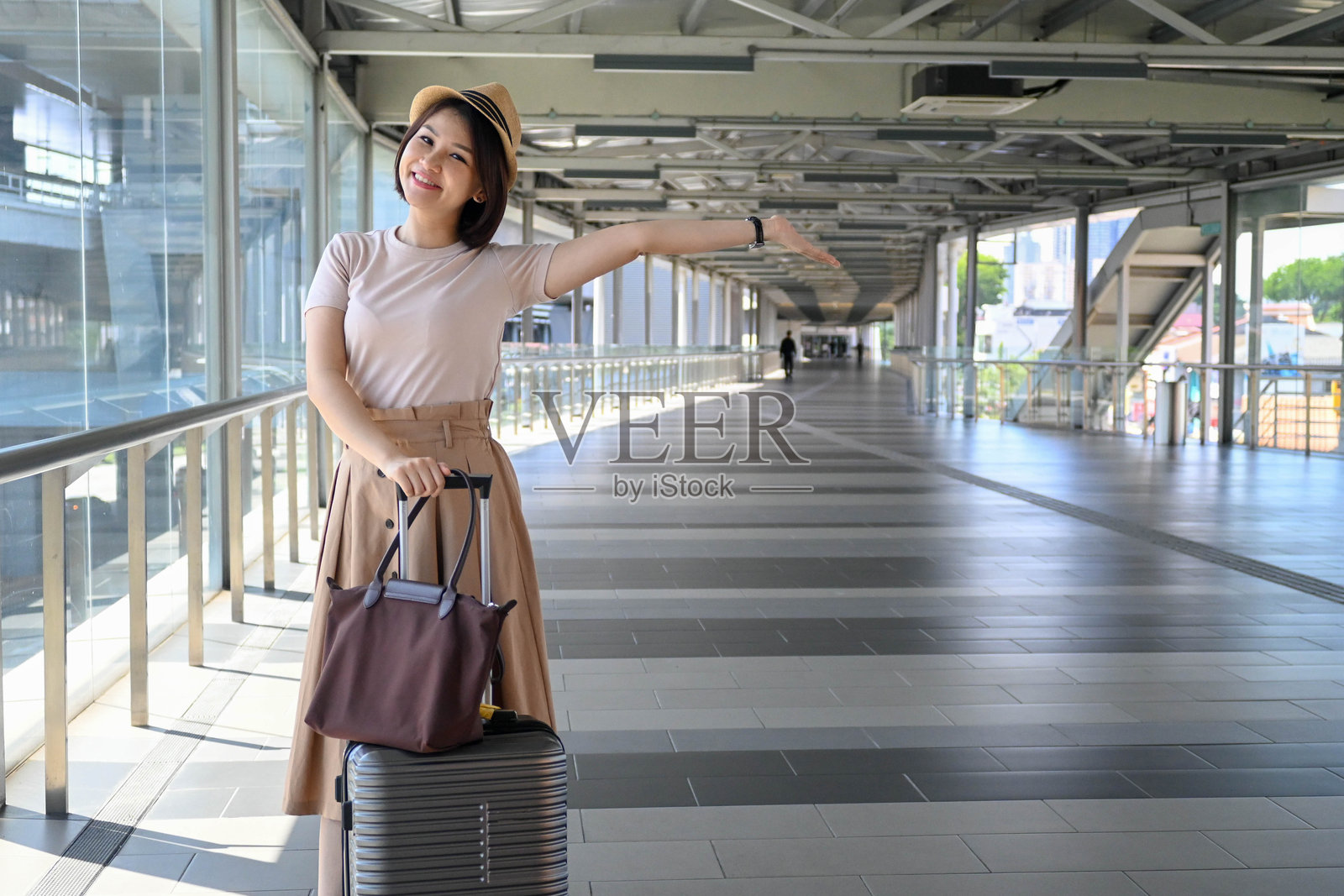 滞留机场：女子在手机上查看行程更新照片摄影图片