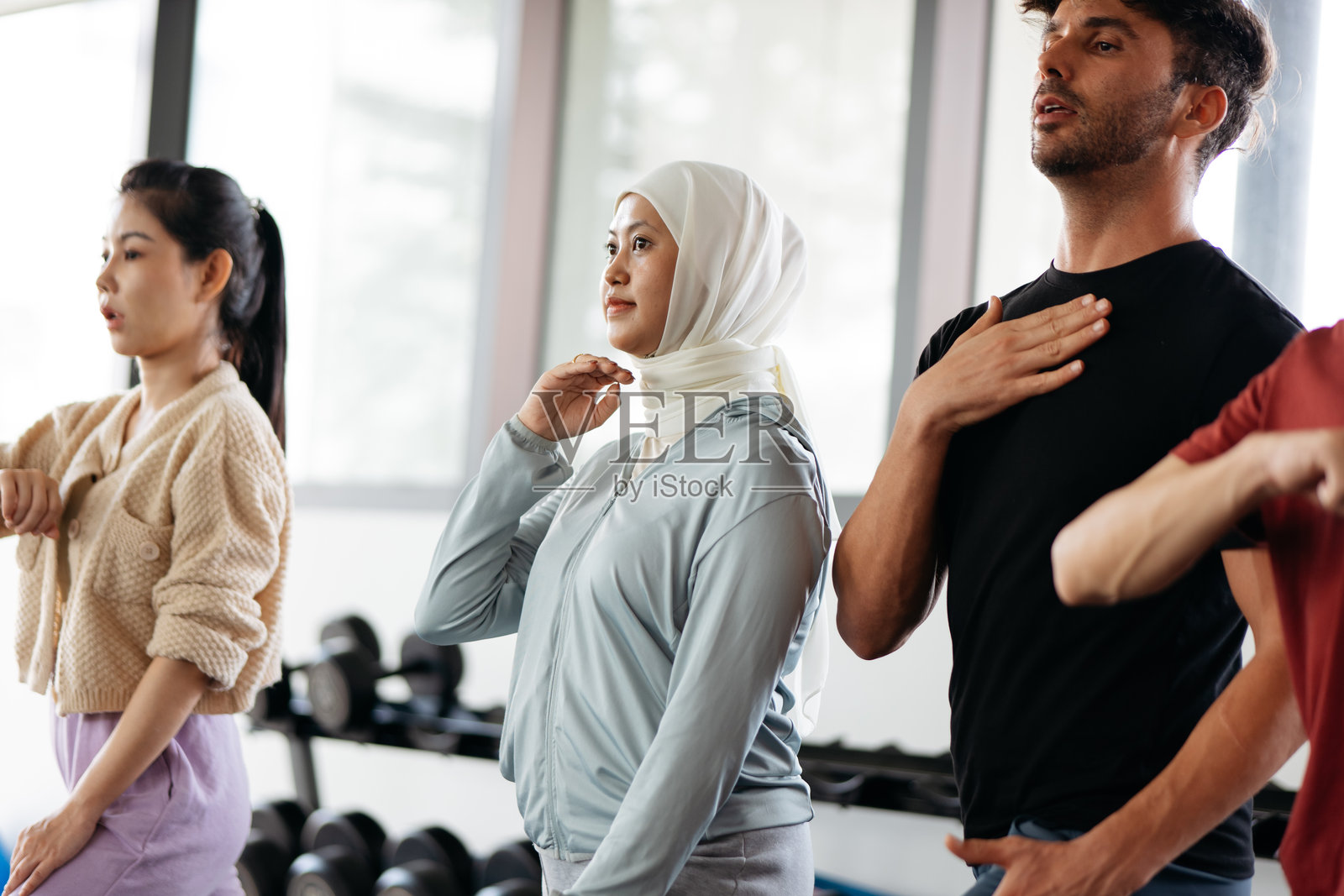 健身房团体呼吸与体态练习照片摄影图片