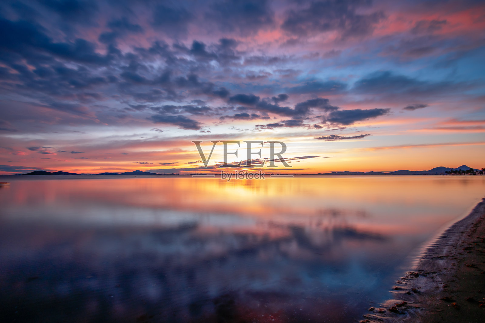 洛斯乌鲁蒂亚斯镇，马尔梅纳海的日出，色彩斑斓照片摄影图片