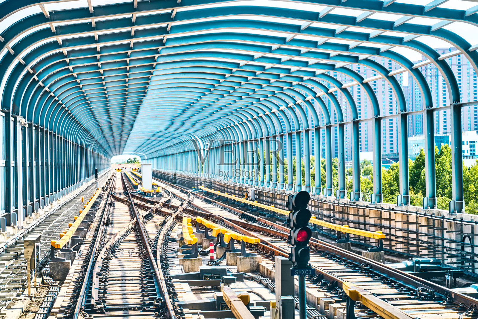 城市轨道上的火车照片摄影图片