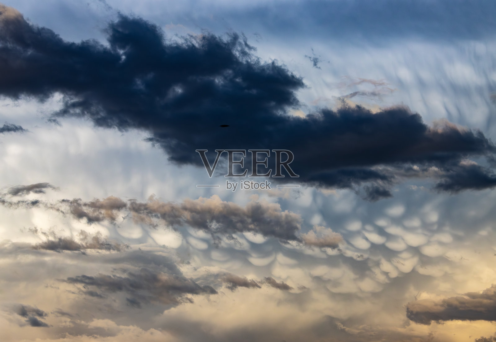 夕阳下的云彩照片摄影图片