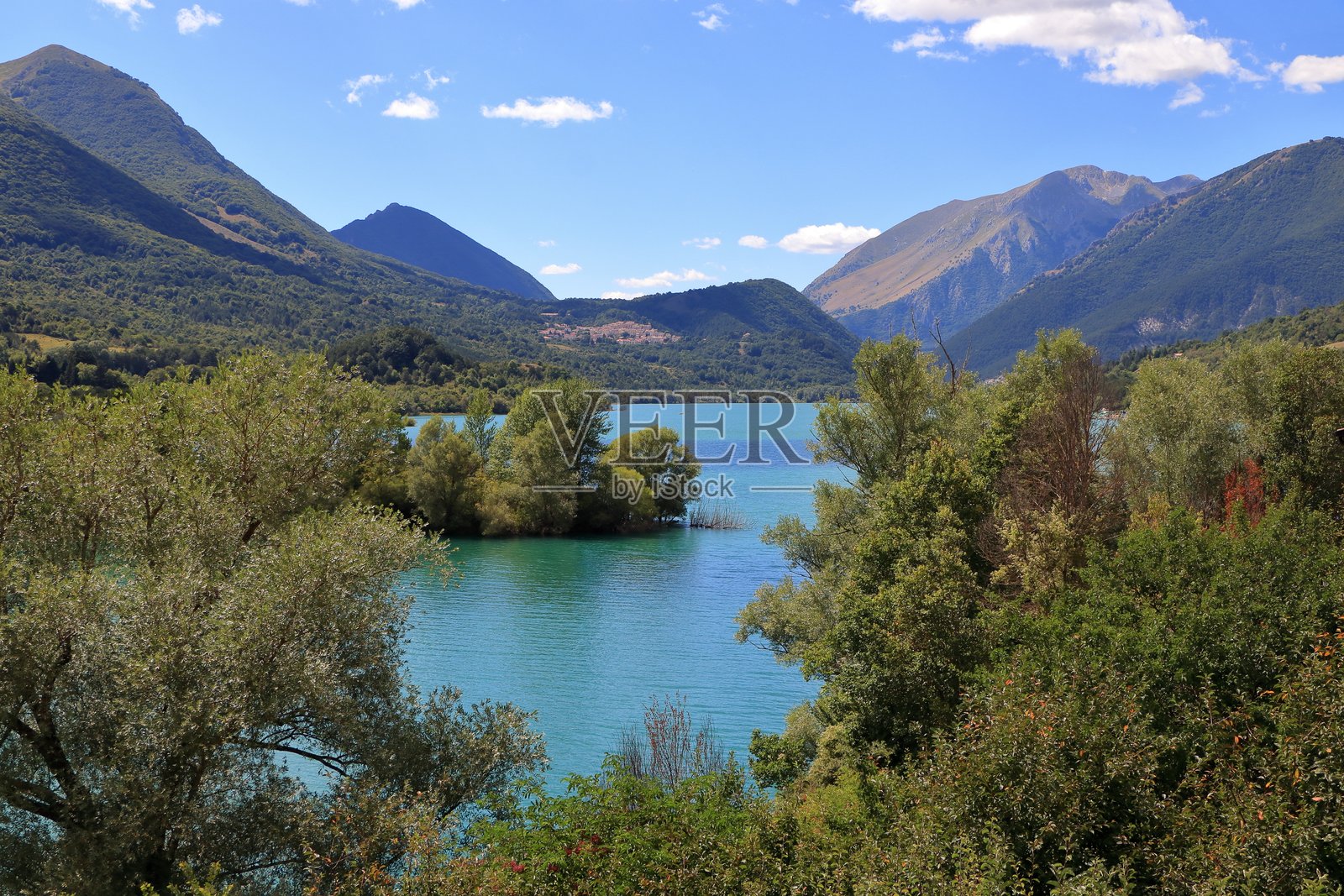 夏季的巴雷亚湖照片摄影图片