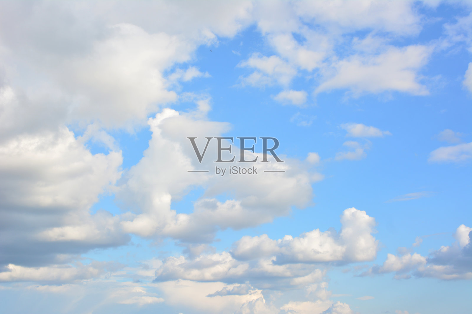 白云覆盖的蓝天壁纸照片摄影图片