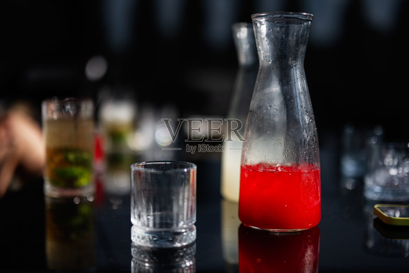 玻璃罐饮品和时尚玻璃杯的优雅餐桌布置照片摄影图片