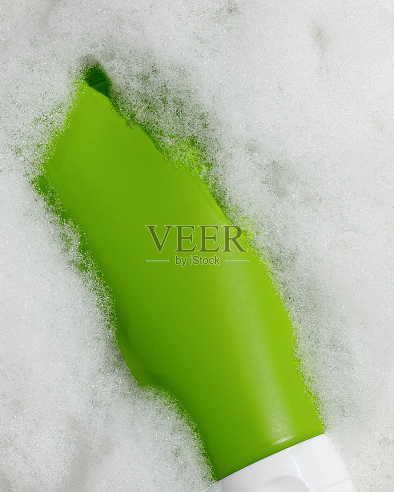 泡沫水中的空绿色化妆品管——干净的护肤理念。模型。面霜、凝胶、精华素的包装，用于广告和产品推广。照片摄影图片