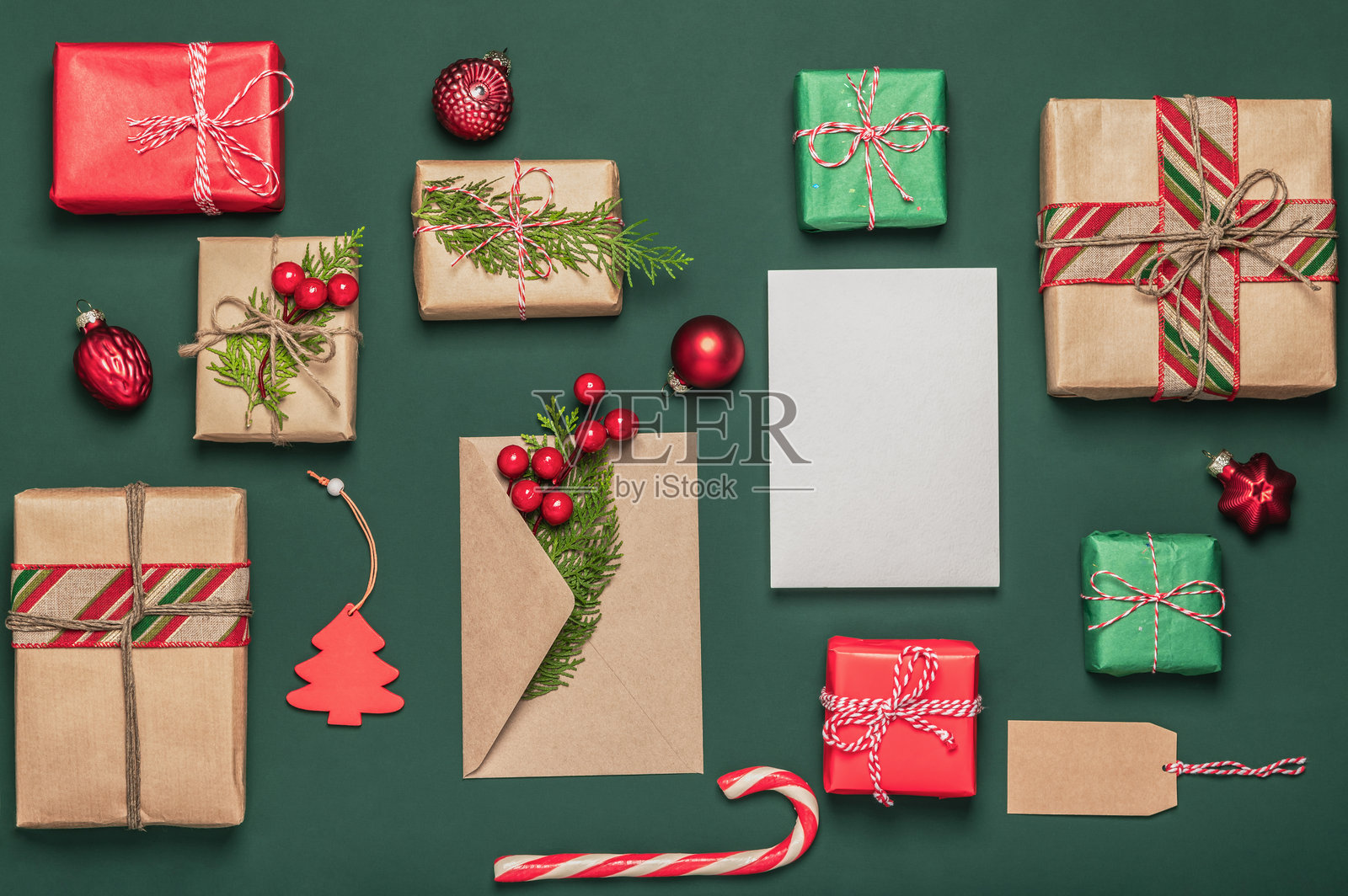 圣诞贺卡背景。纸质礼品盒、信封和空白卡片。节礼日概念。DIY圣诞礼物。照片摄影图片