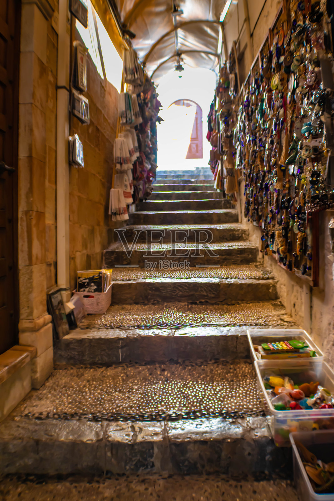 希腊罗德岛林多斯，鹅卵石马赛克楼梯和纪念品商店的美丽狭窄小巷照片摄影图片