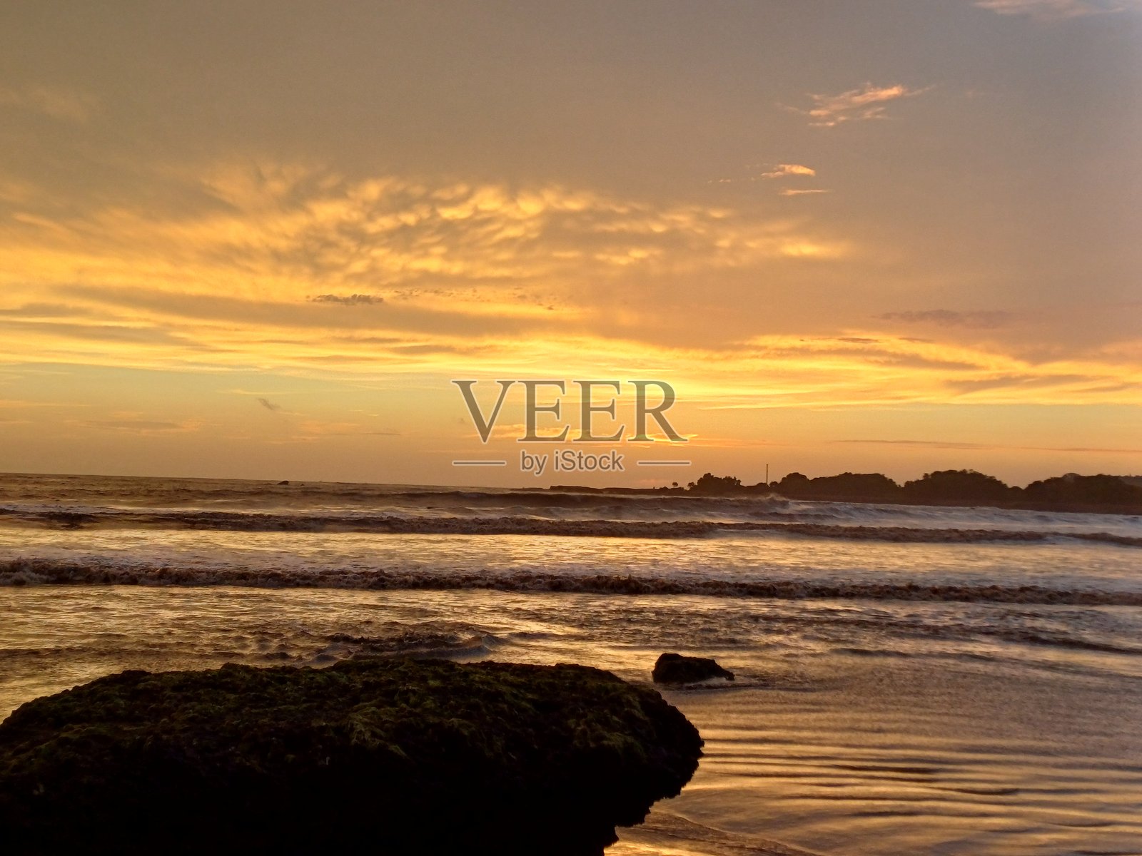 美丽的天空与海上的日落照片摄影图片