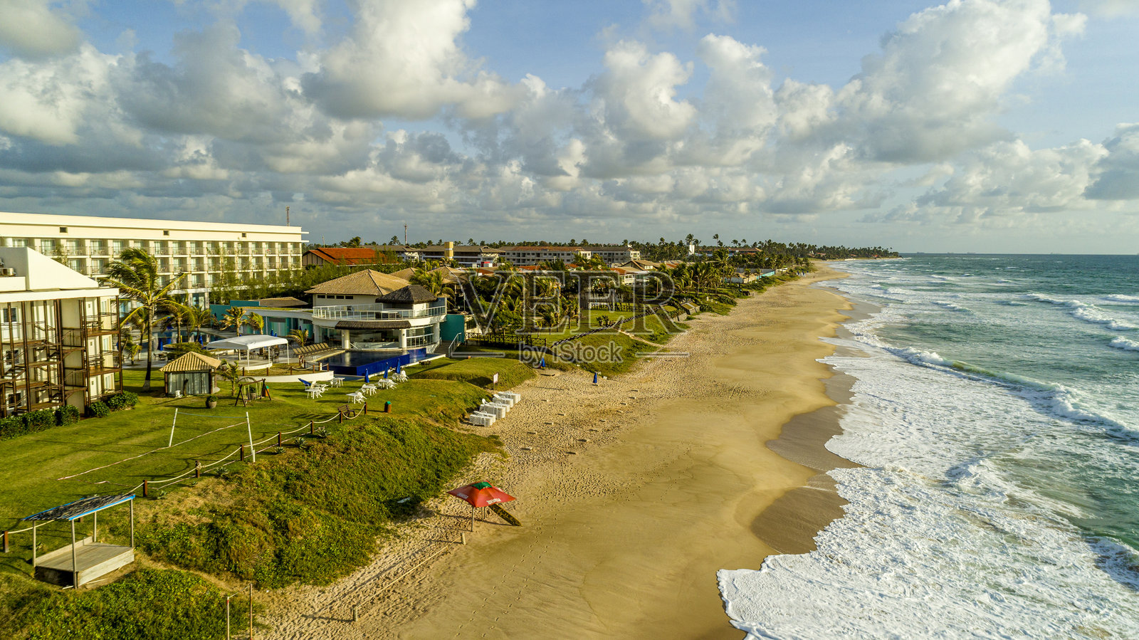 天堂般的地方，自然美景，大海和充足的阳光照片摄影图片