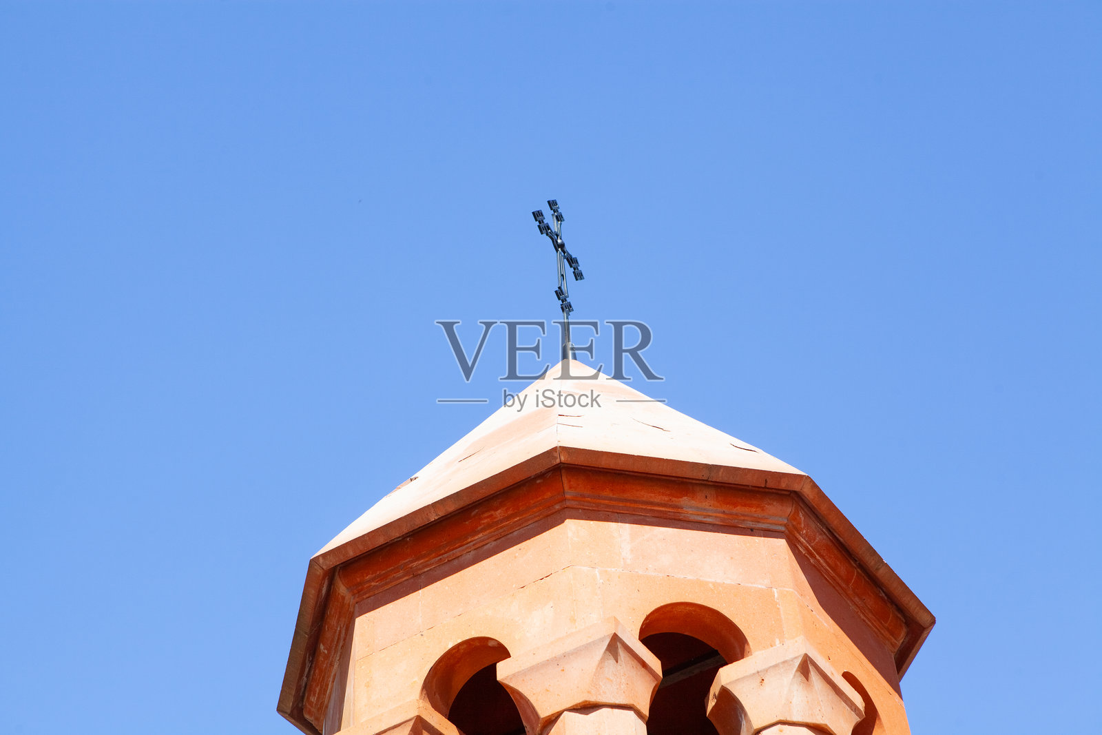 教堂的上部是十字钢架。照片摄影图片