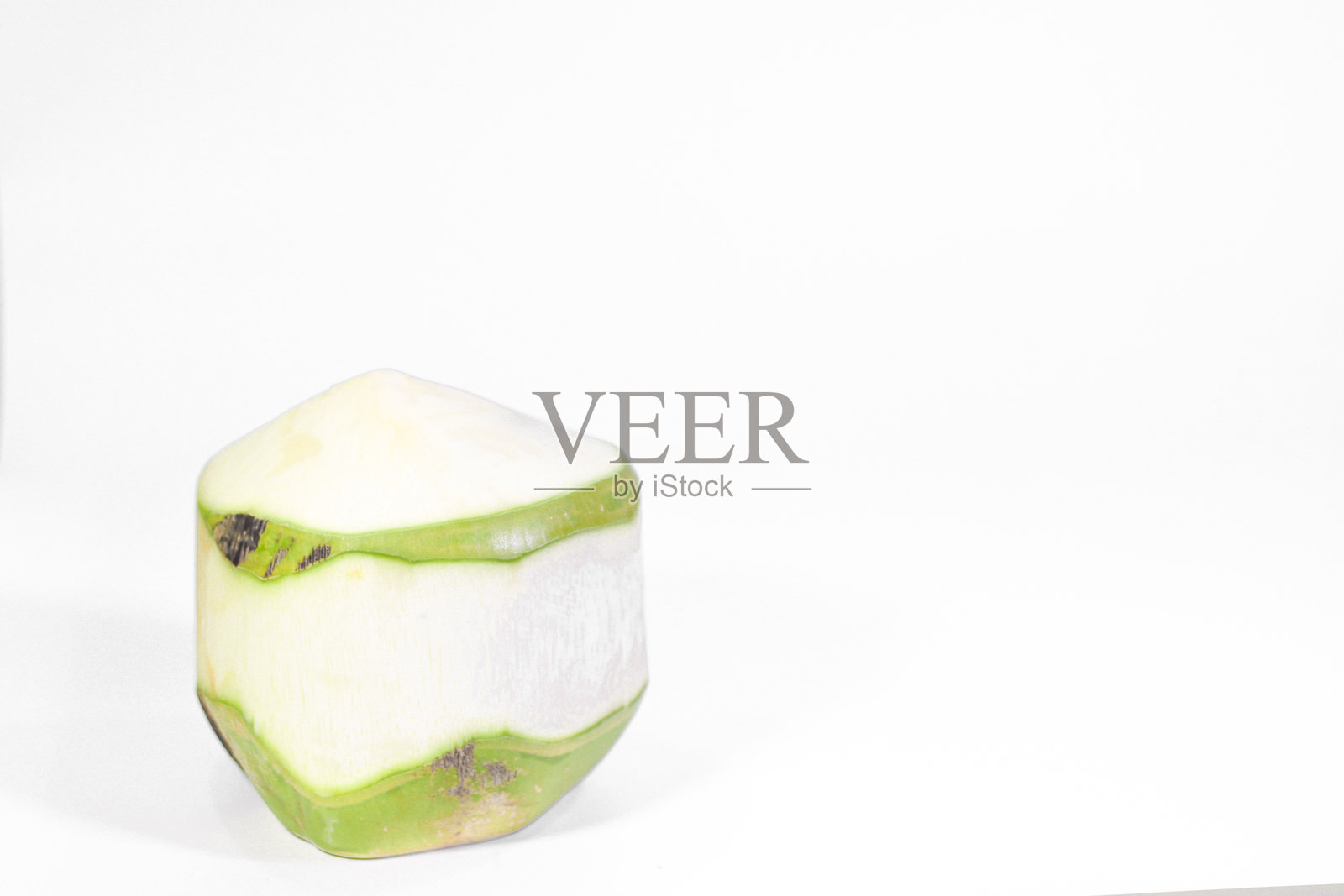 白色背景上准备出售的去壳香椰子照片摄影图片