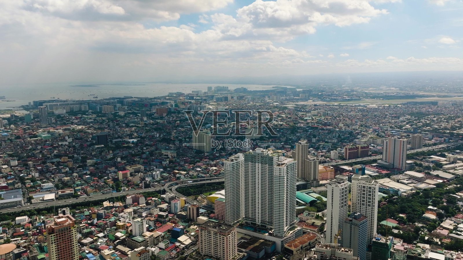 菲律宾马尼拉大都会的天际线，城市蔓延，远眺海洋。照片摄影图片