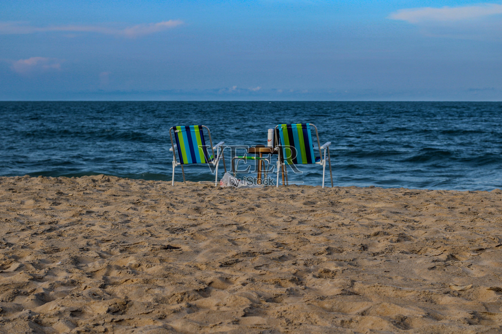 日落时分空无一人的沙滩椅照片摄影图片