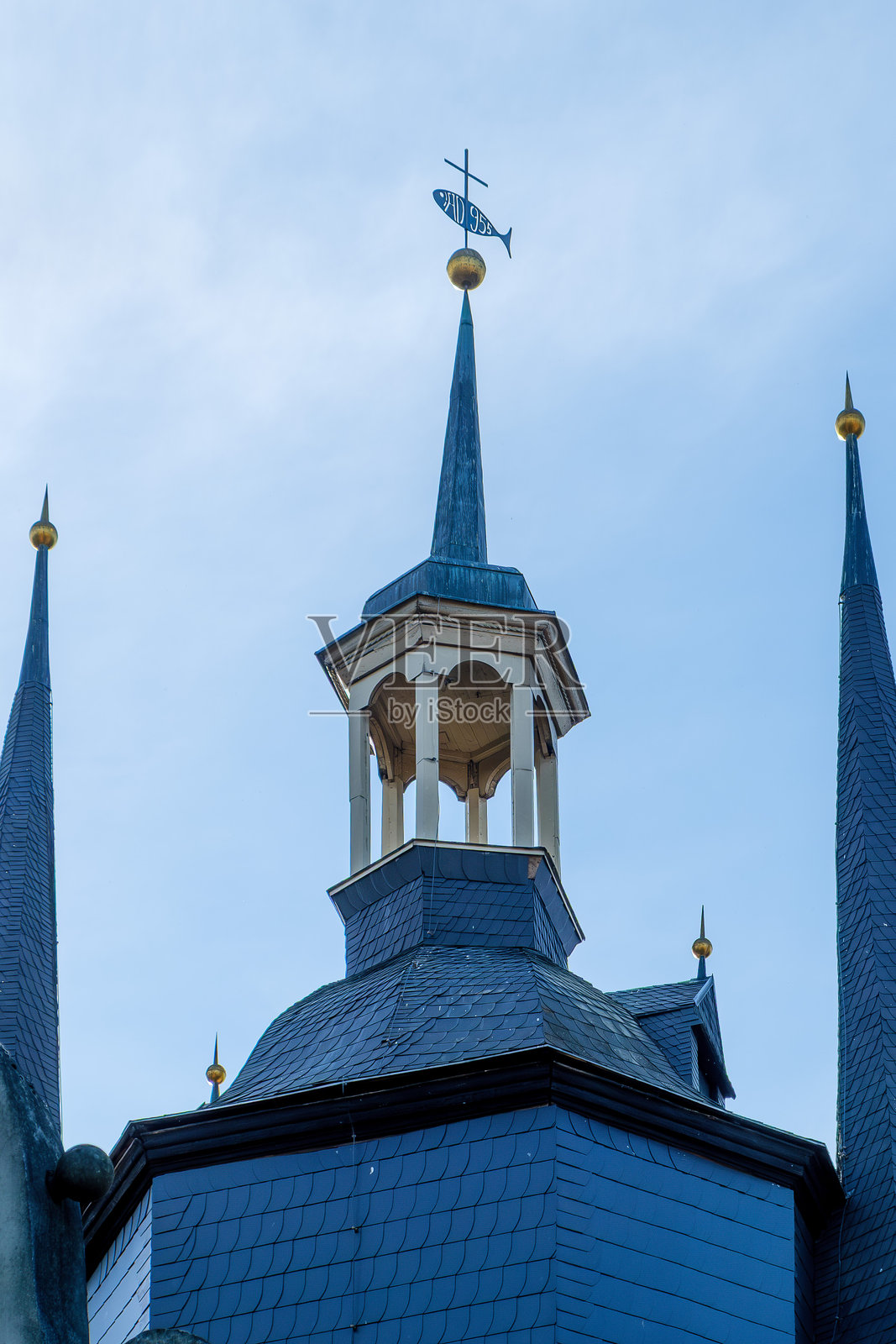 公元955年的教堂塔楼和十字架照片摄影图片