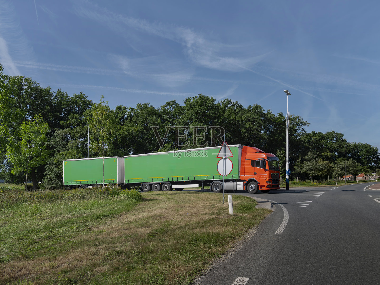 乡村路口的卡车照片摄影图片