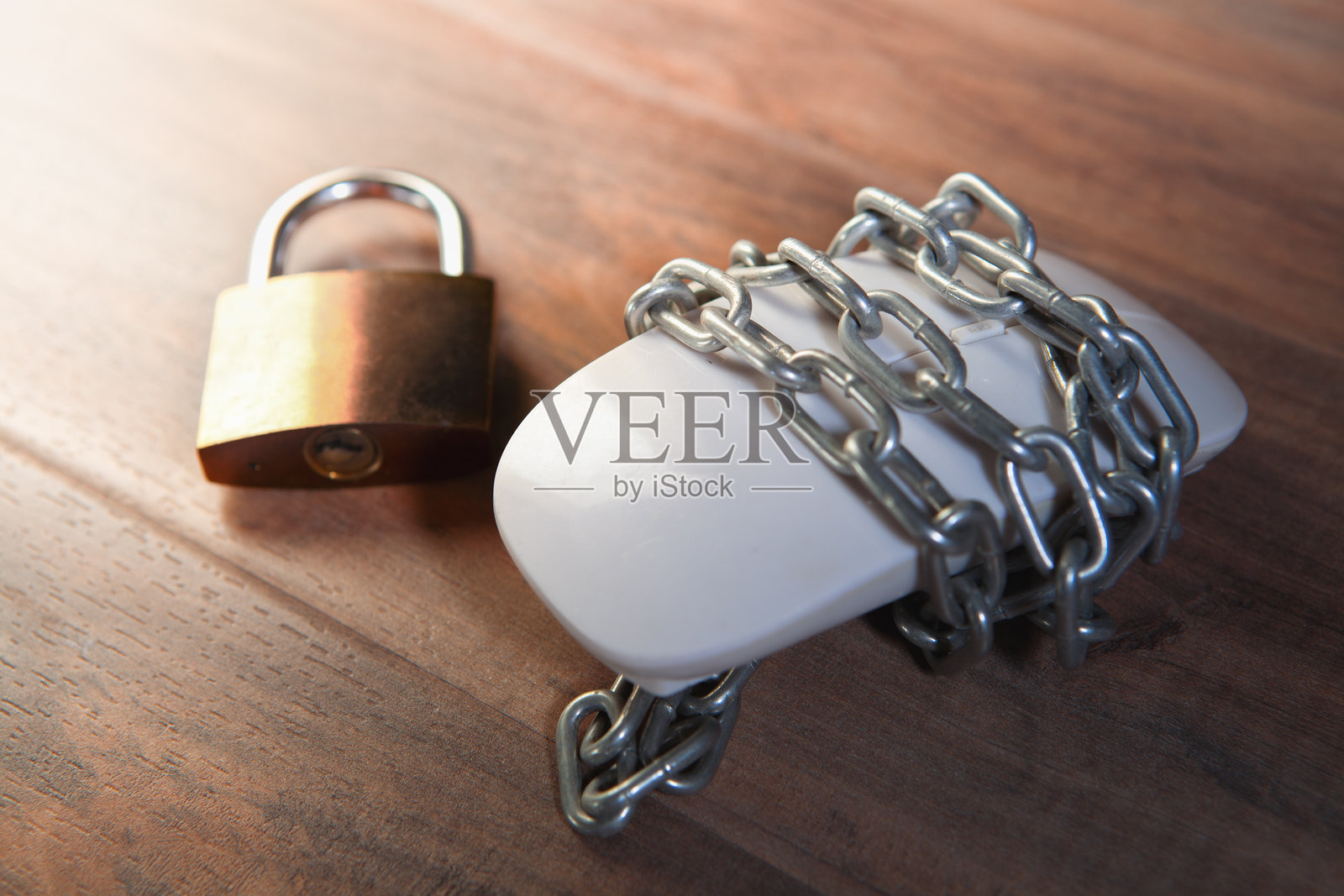 木质背景上的带链条和挂锁的电脑鼠标，安全概念照片摄影图片