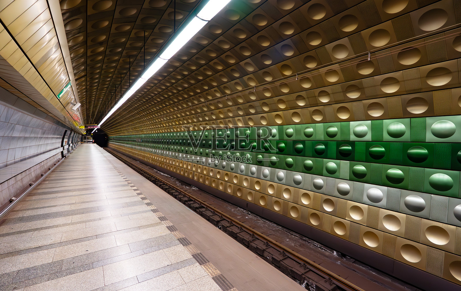 现代地铁站，拥有色彩几何墙壁。照片摄影图片