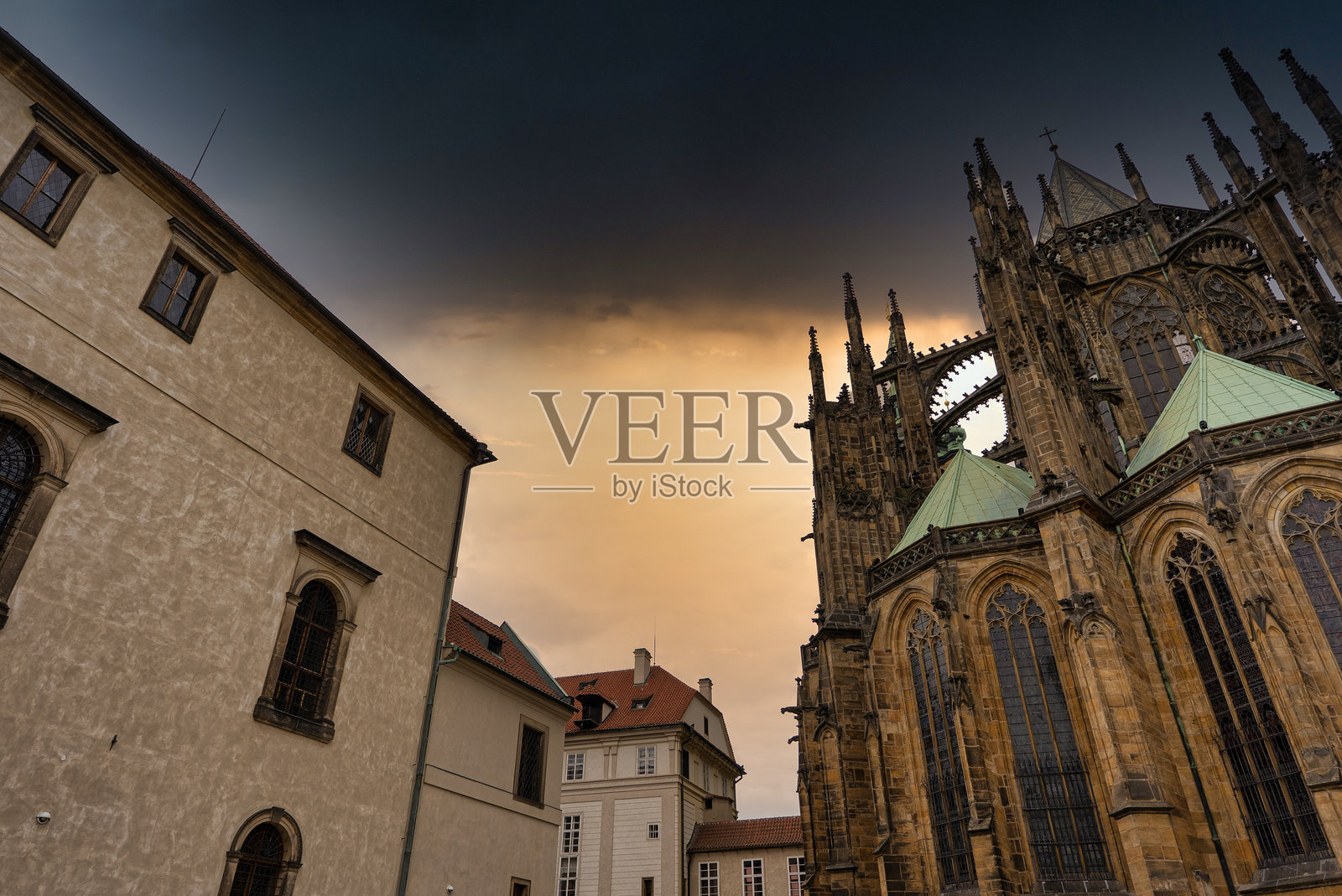 布拉格城堡的哥特式圣维特大教堂。照片摄影图片