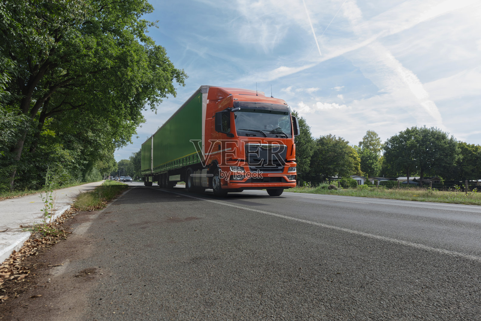 橙色卡车在森林公路照片摄影图片