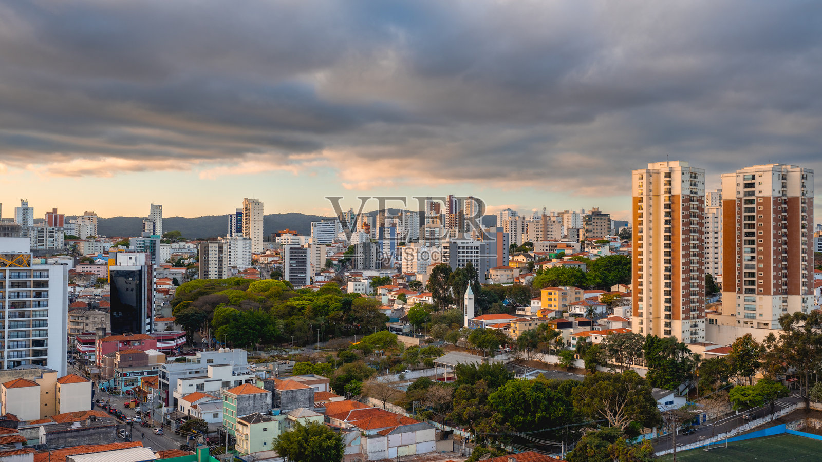 巴西圣保罗北部城市天际线的阴天景象。照片摄影图片
