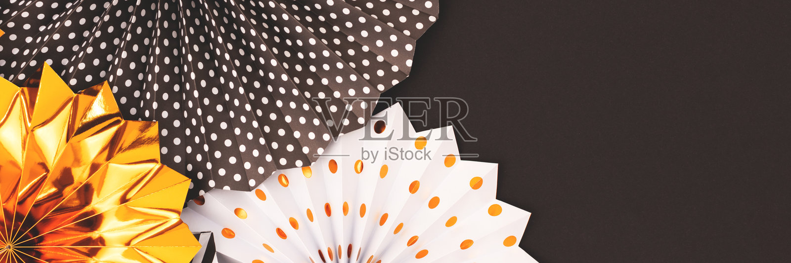 金色、黑色和白色纸扇的横幅。照片摄影图片