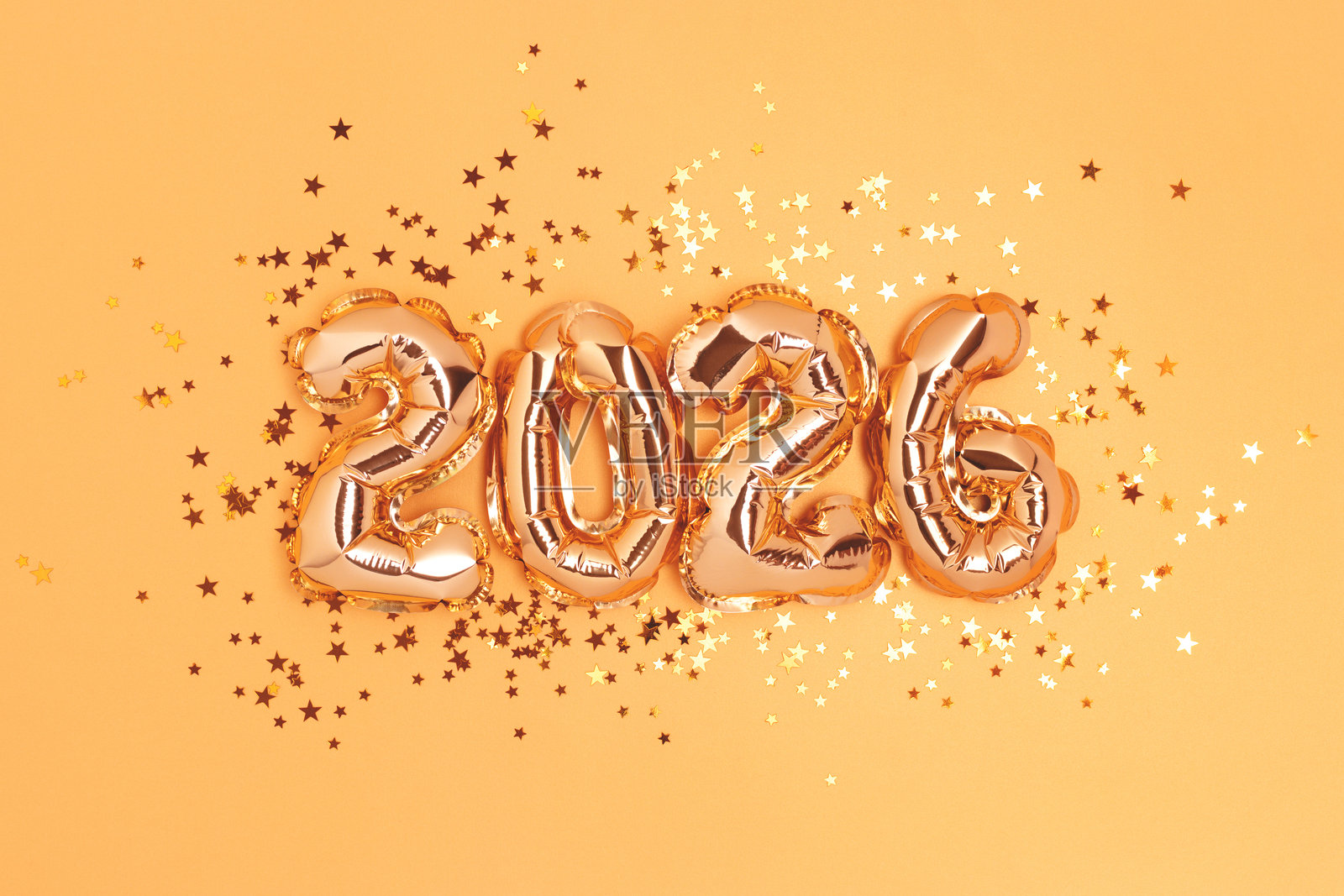 2026新年概念。金色数字气球和星星彩纸屑。照片摄影图片