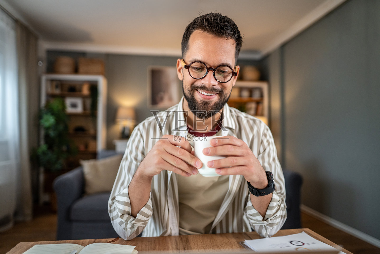 年轻人在家享受远程工作照片摄影图片