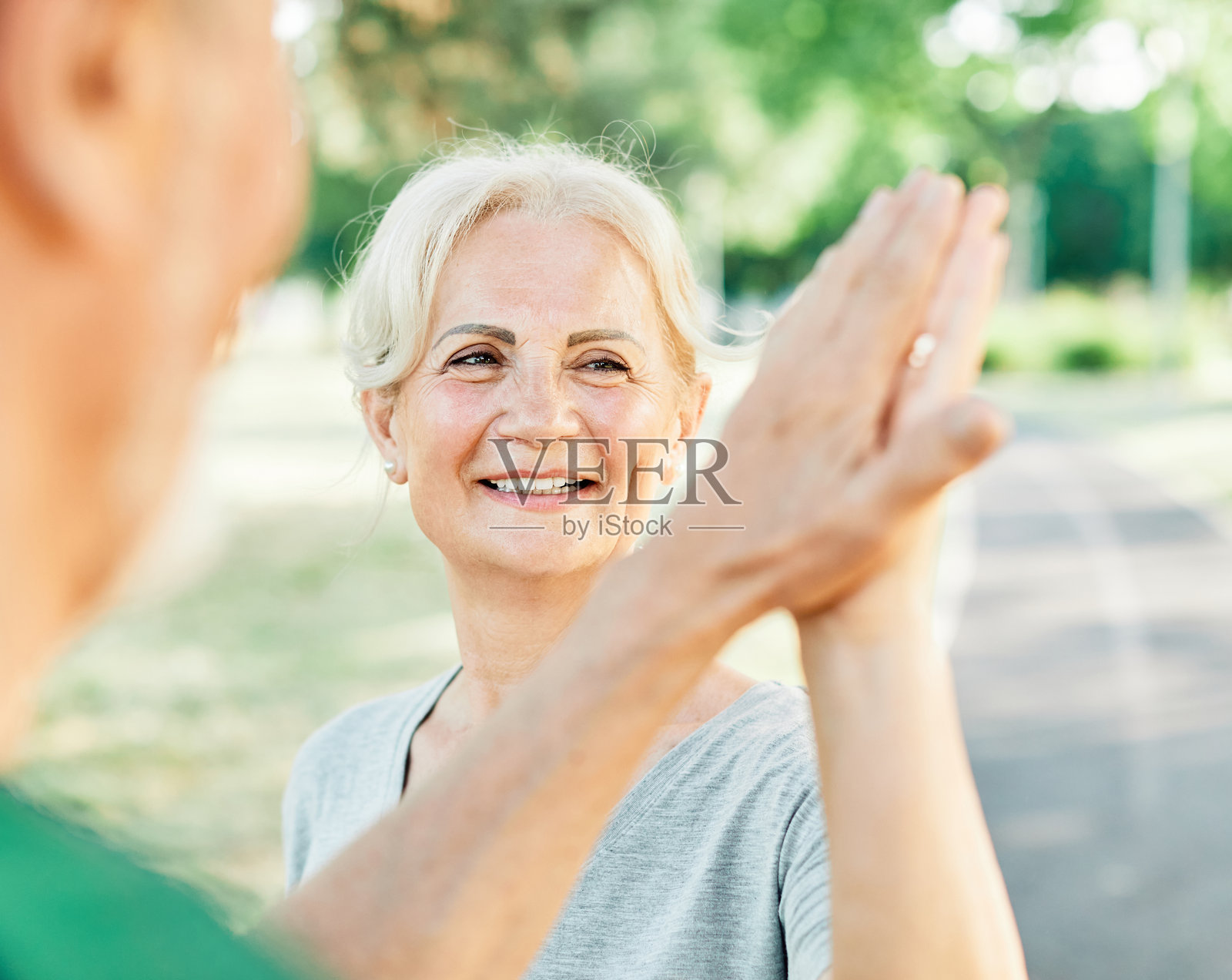 户外老年夫妇健身跑步，健康活力，成功庆祝击掌，朋友肖像休息照片摄影图片
