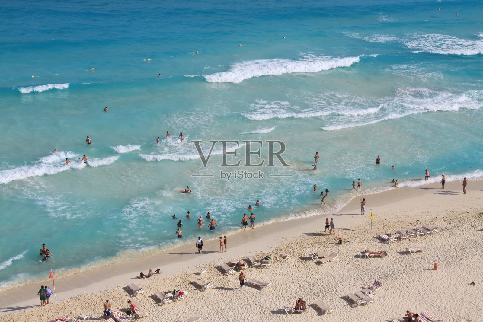 墨西哥坎昆热闹海滩的鸟瞰图,有许多人照片摄影图片