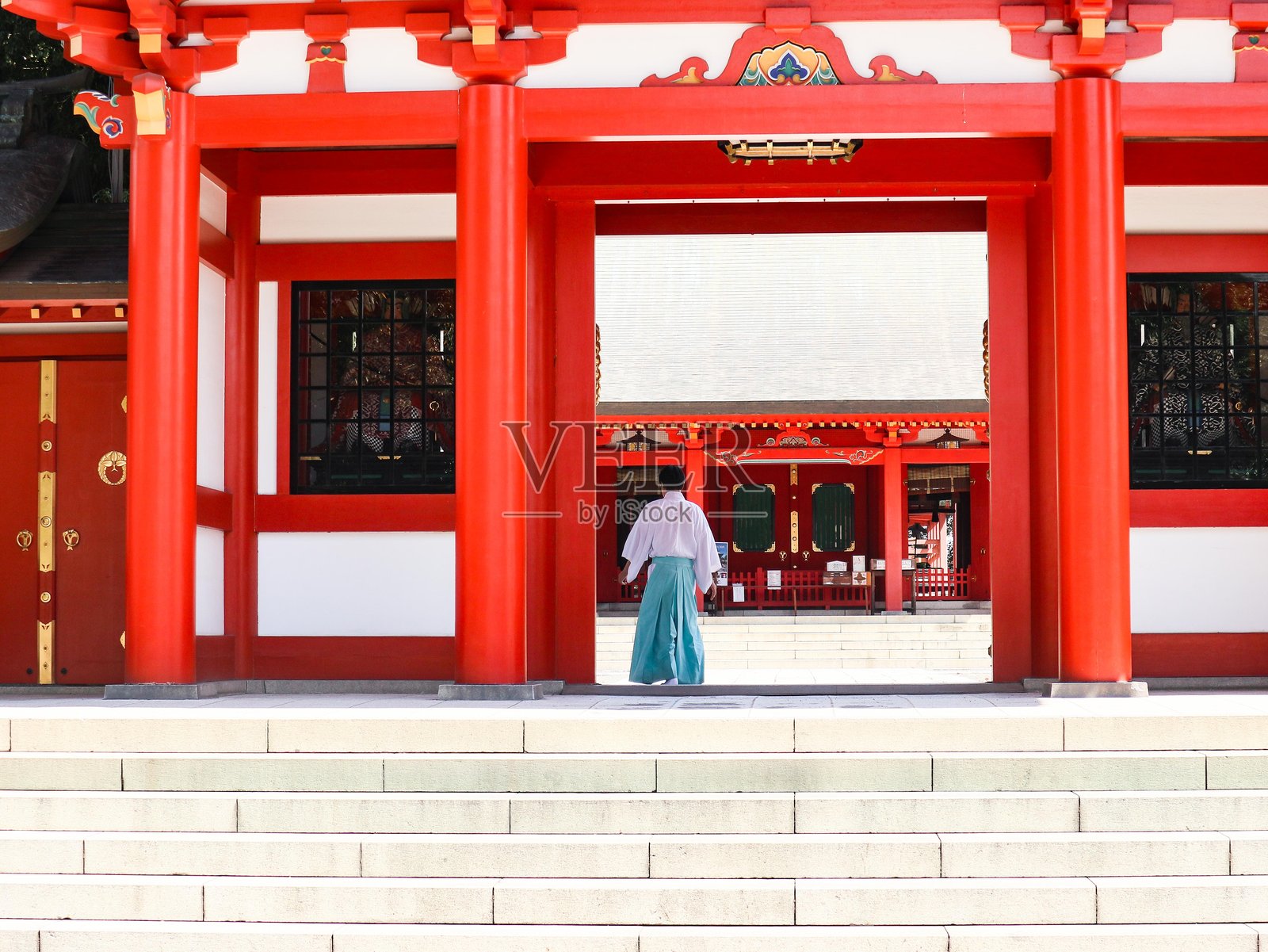 神职人员（巫女或女祭司）走进门照片摄影图片