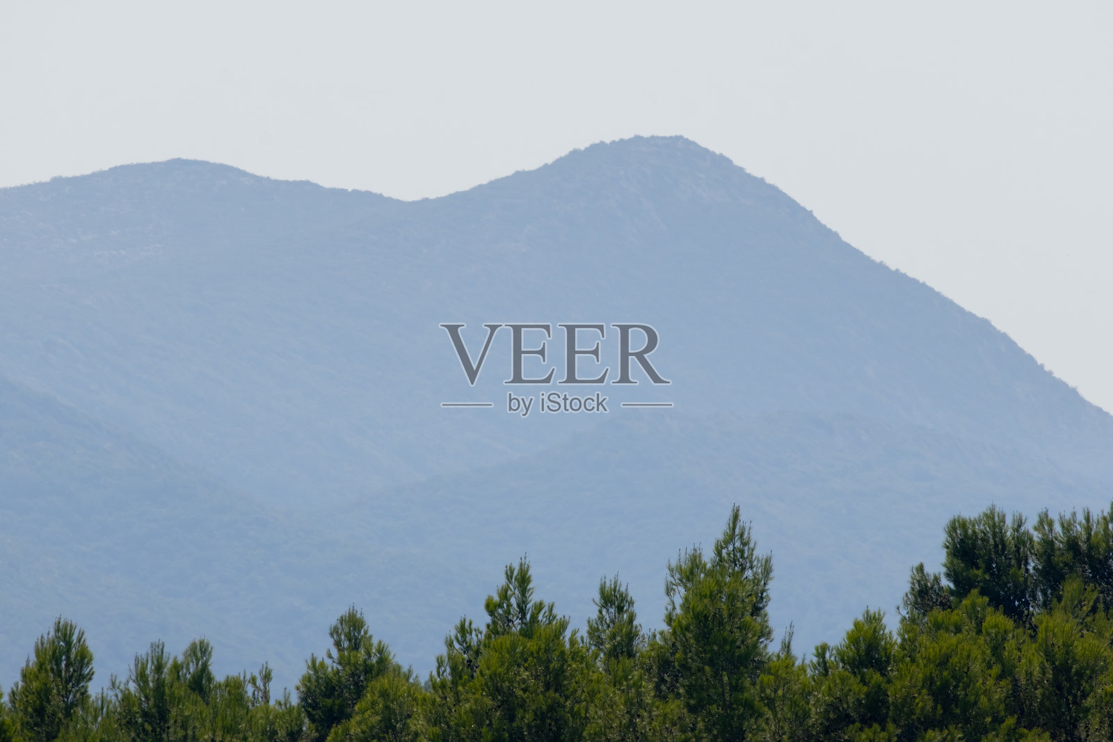 葡萄牙阿拉比达自然公园的山峰从绿色森林中显现照片摄影图片