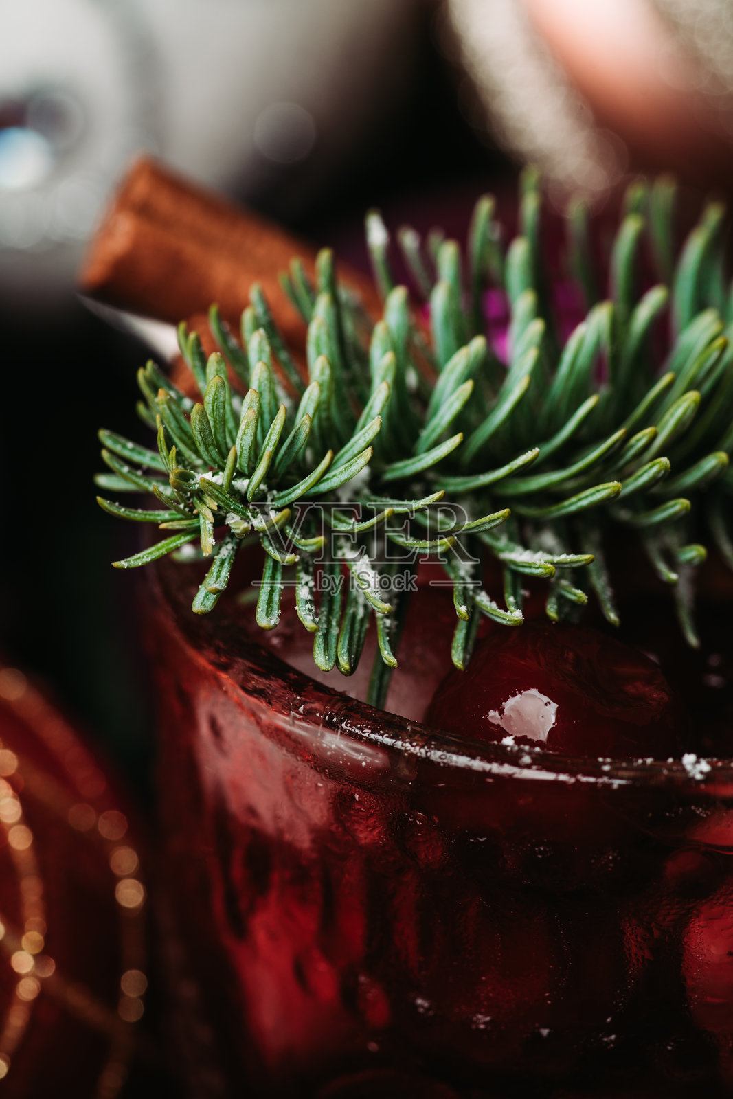 以杜松子酒为基底，加入蔓越莓汁，并用松针装饰的鸡尾酒照片摄影图片