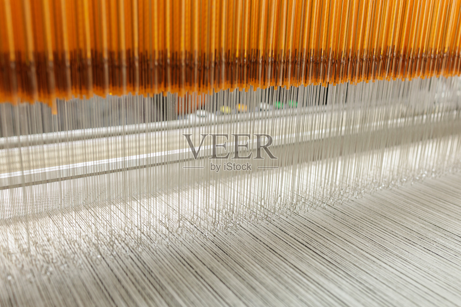 现代纺织制造中，提花织机的综框引导着经纱照片摄影图片