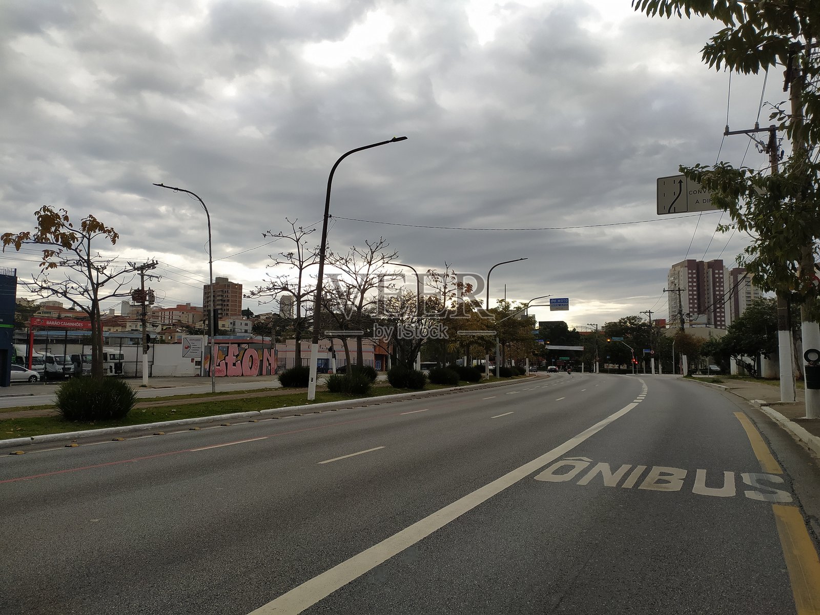 圣保罗桑塔纳和卡兰迪鲁周边地区的阿塔利巴·莱昂内尔将军大道照片摄影图片