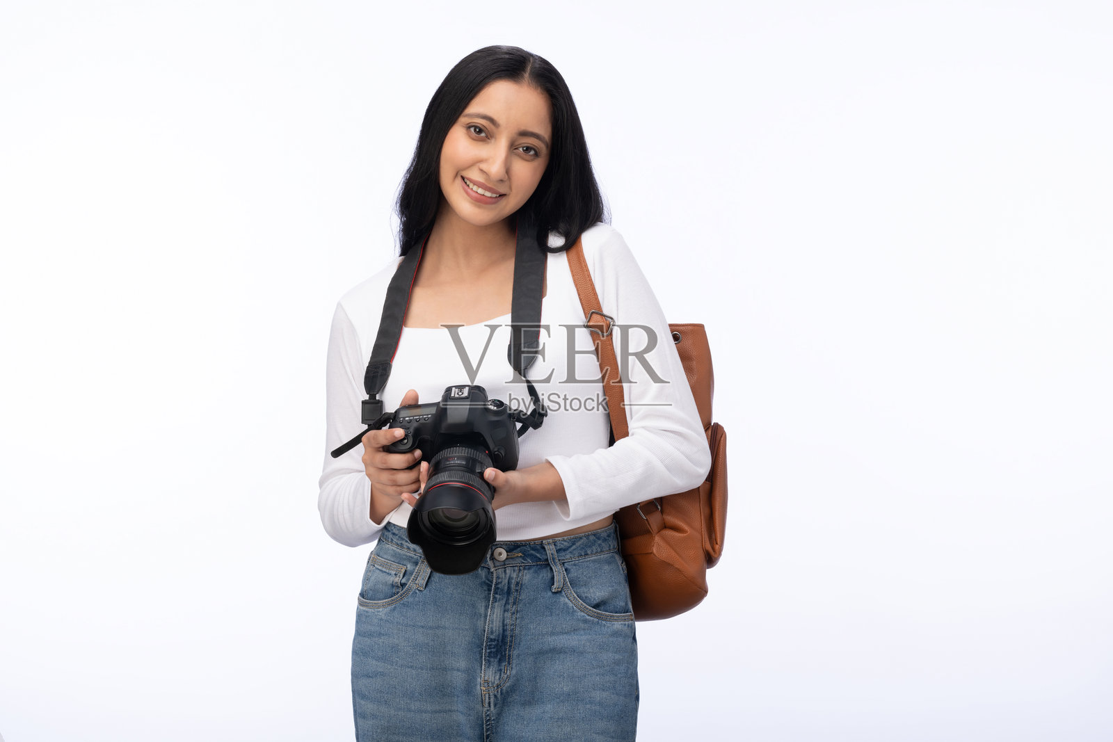年轻女子手持相机肖像，在白色背景下享受一天的隔离镜头，素材照片照片摄影图片