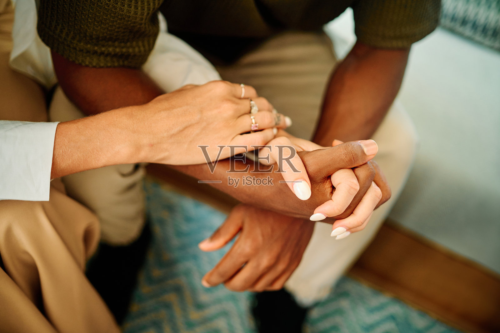 情侣手牵手，爱与陪伴，浪漫约会照片摄影图片