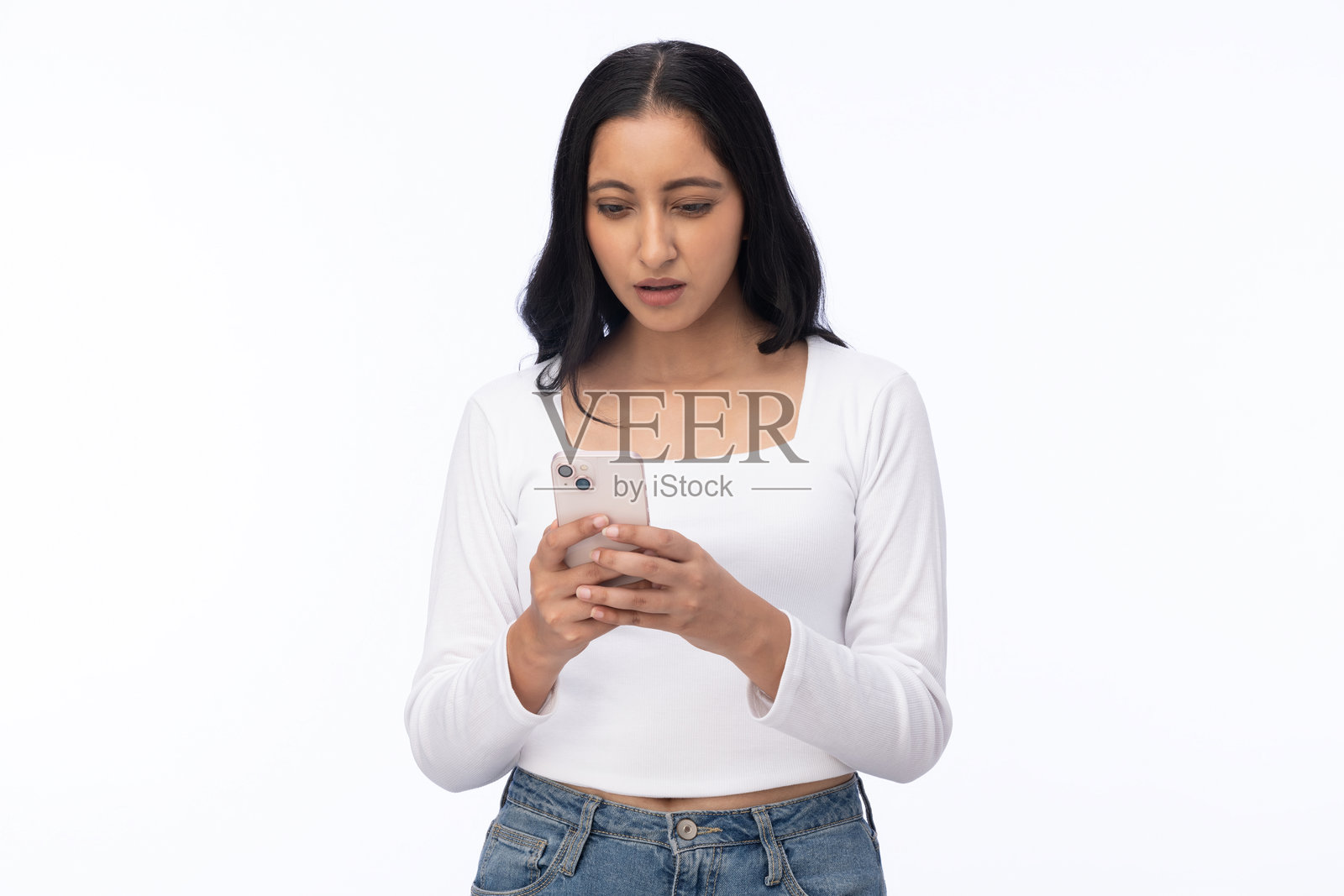 年轻女子肖像，使用手机，孤立在白色背景上照片摄影图片