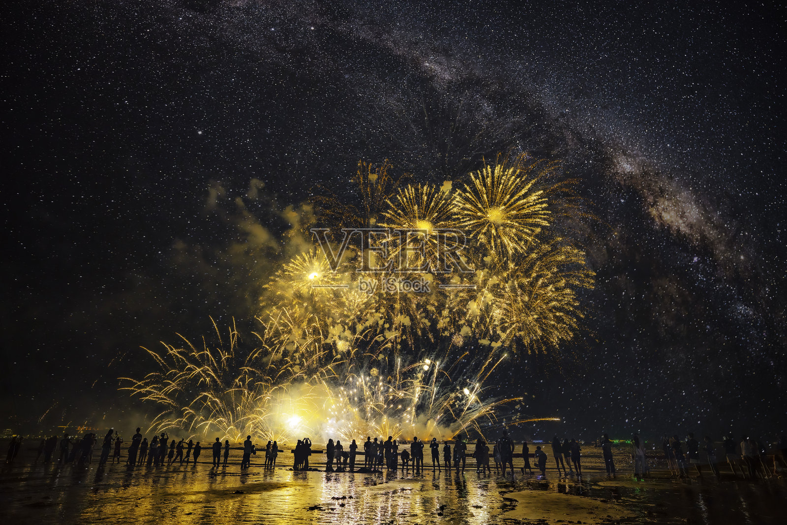 剪影人群、金色烟花和银河。照片摄影图片