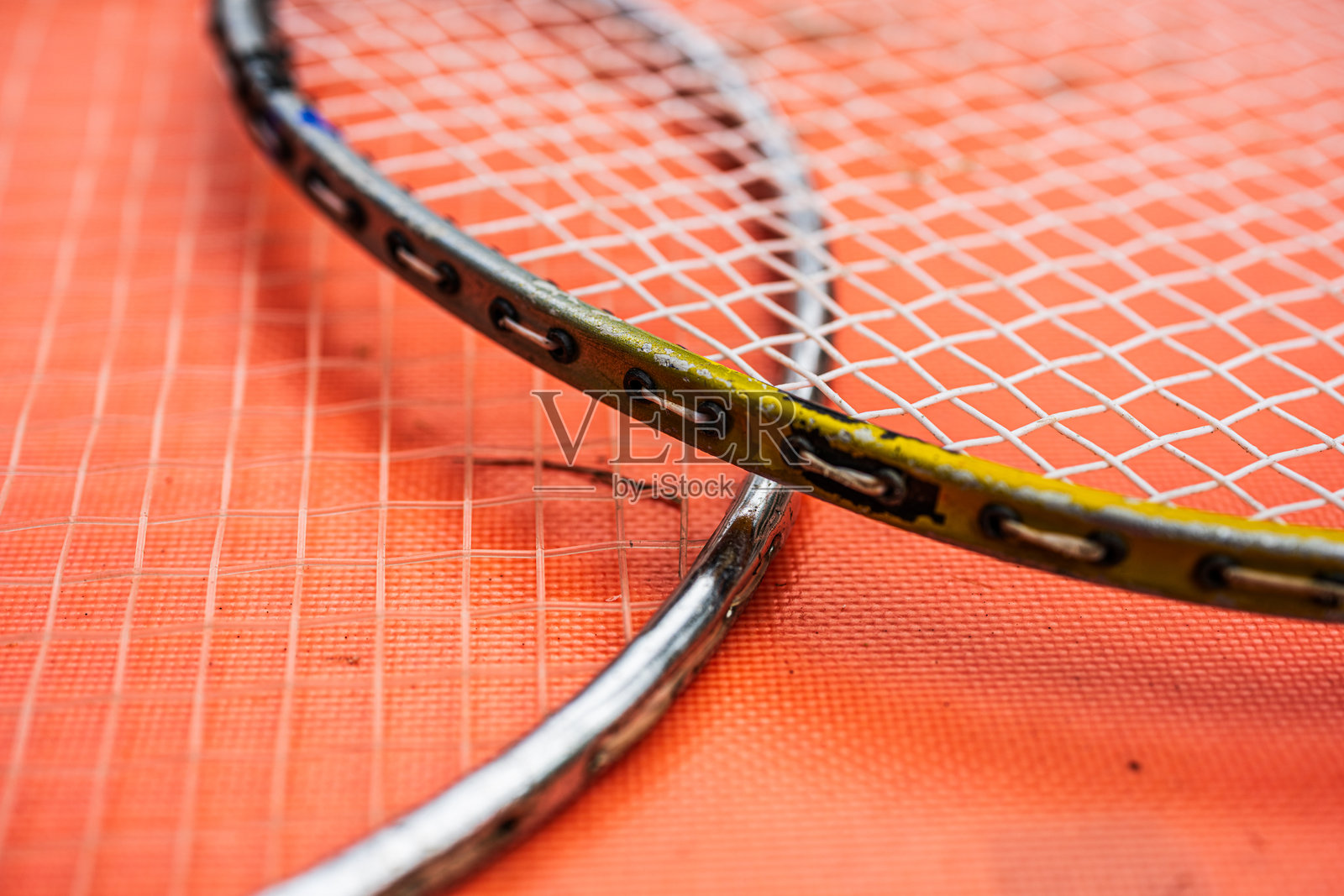 交叉的羽毛球拍的详细视图。照片摄影图片