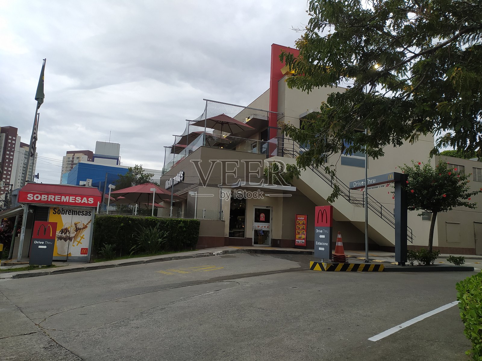 麦当劳餐厅，位于圣保罗圣安娜区阿塔利巴·莱昂内尔大道照片摄影图片